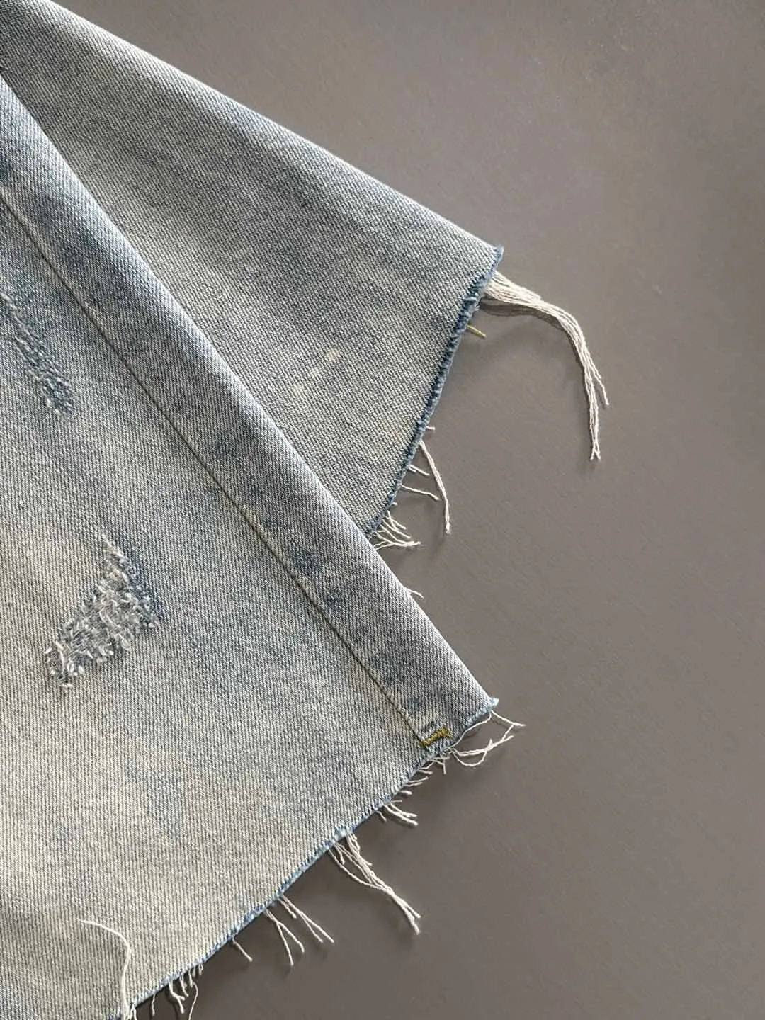 🅿️330 Croxin 2025 summer new jeans denim shorts are woven from imported Japanese Denim plain cotton denim fabrics. They are complete with three standards. The top stonewashing process makes the texture reach the old taste of the 1980s. It is soft, delicate, comfortable and breathable. The color has a modern and fashionable vicissitudes. The upper body is versatile and fashionable! Light luxury, a must-have item for daily commuting! Code number: 28-38 (please state your height and weight when placing an order)